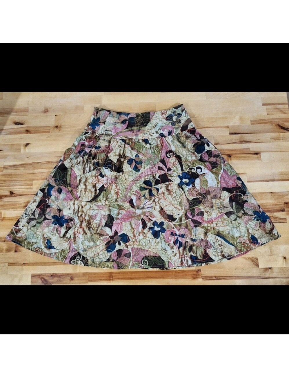 Chicos 100% Silk Skirt Size 1 Medium Spring Flowers Embroidered Side Zip NWT